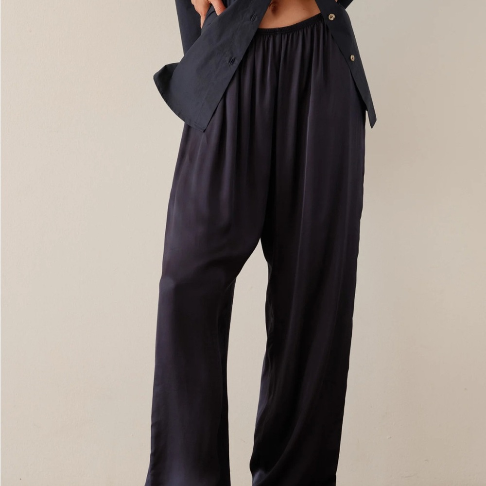 XS Donni Silky Simple Pant Bias Pant in Jet / Black